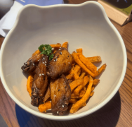 而餐厅却通过坦白和